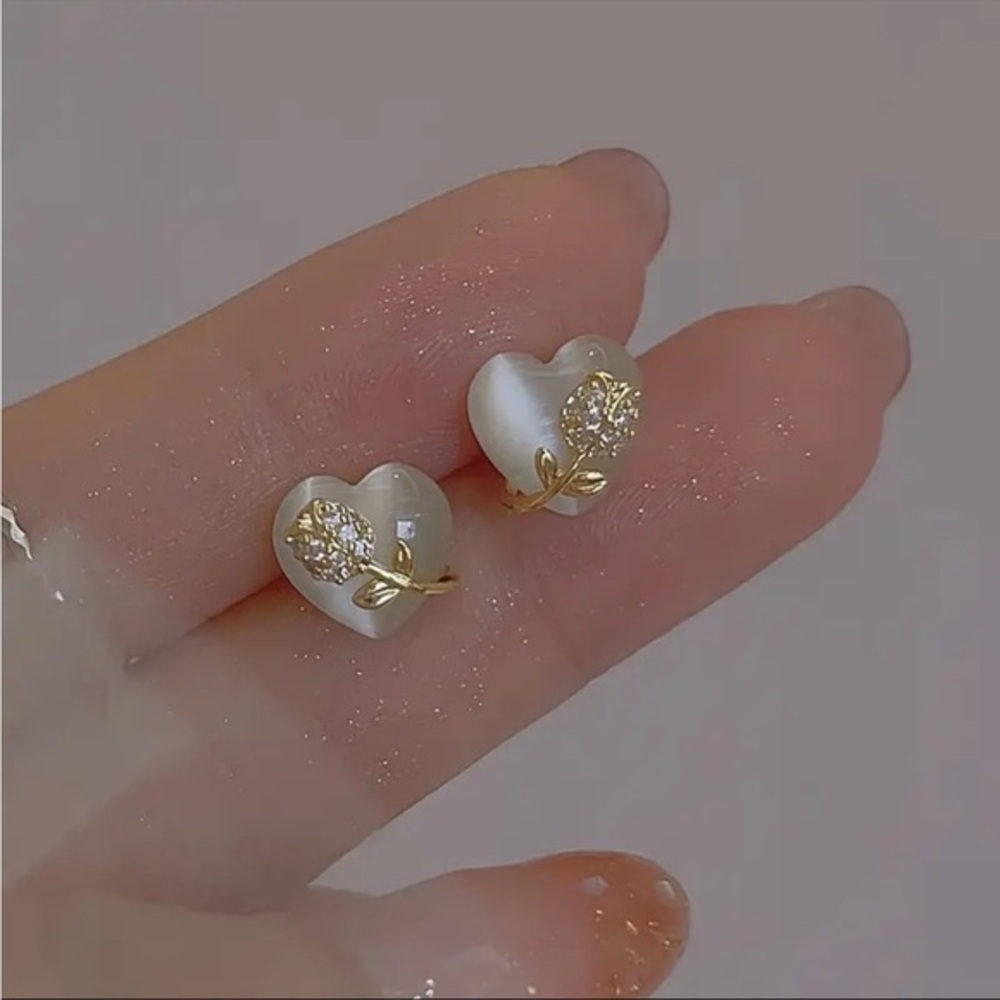 Faux Pearl Zircon Flower Stud Earrings Gold Tone NWT